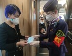 春运后半段，阜阳开往广州的 k4035 次临客列车上乘务员热情服务