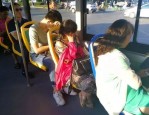 合肥公交车无窗帘问题引关注：高温下乘客躲避阳光直晒座位