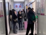 男子喜得贵子在医院走廊大哭 众人觉得真实正常