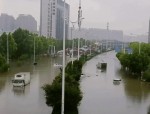 合肥滨湖新区暴雨突袭导致内涝，交通中断，预计未来几天仍有强降水