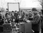 百年百姓生活影像大展在北京王府井开幕，展示中国百年变革与中国共产党初心使命