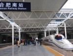 合肥南站出租车通道指示牌缺失引发争议，的哥公开喊话要求改进